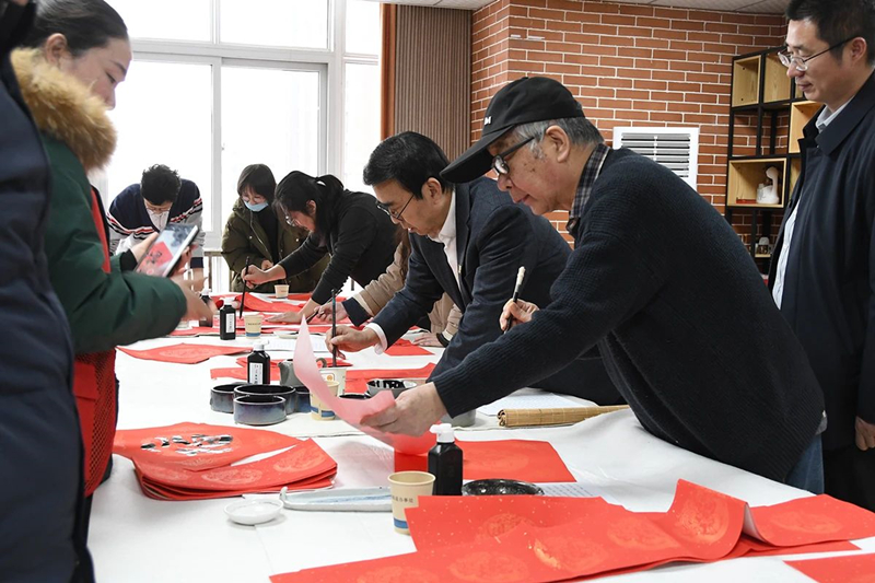 郑州美术学院关工委走进社区举办送春联迎新春笔会活动
