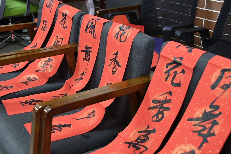 郑州美术学院关工委走进社区举办送春联迎新春笔会活动