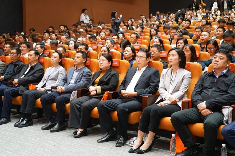“此时此地——人文风土论坛”在我校举办