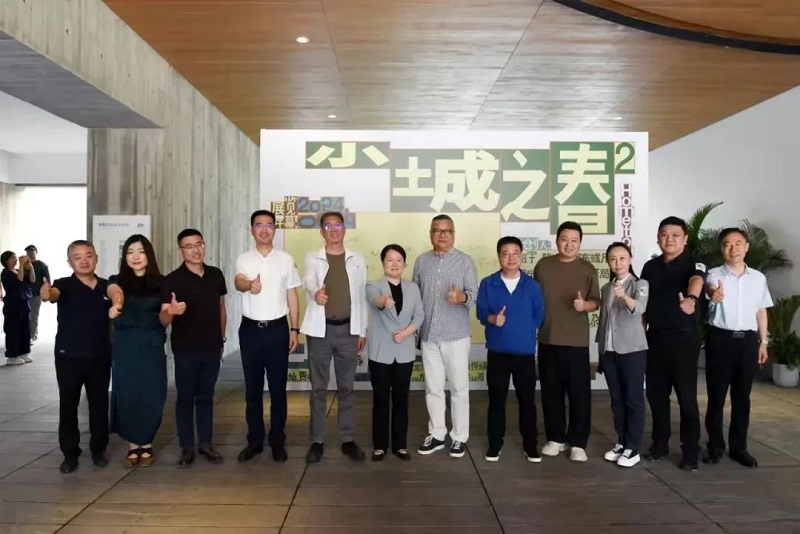 “此时此地——人文风土论坛”在我校举办