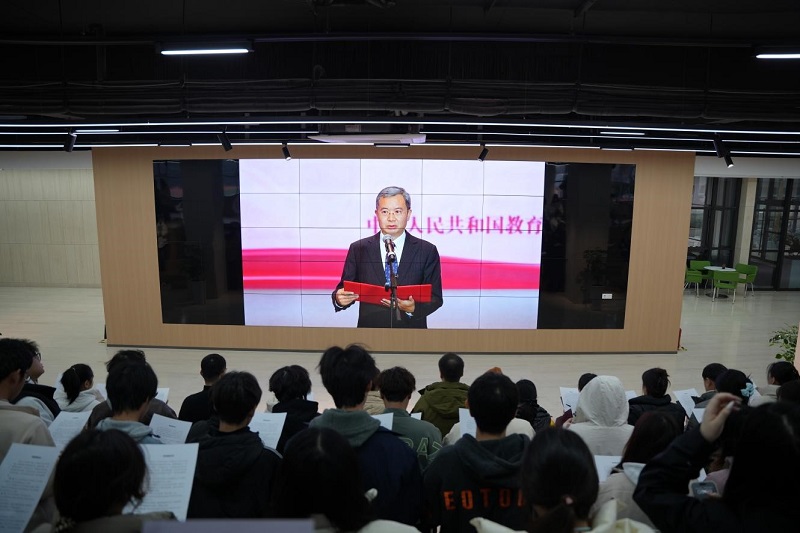 弘扬宪法精神  维护宪法权威 -- 我校开展宪法宣传周之“宪法晨读”活动