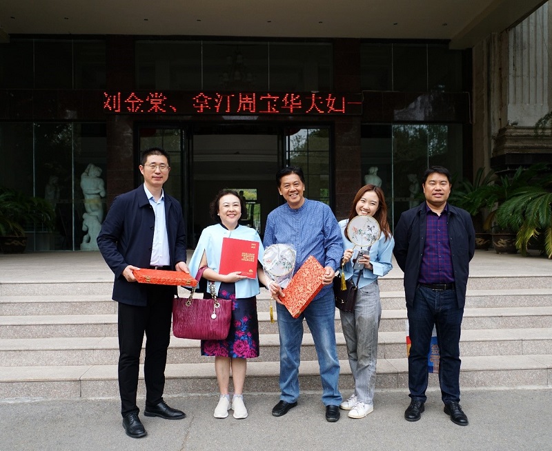 马来西亚书画艺术家拿汀周宝华一行到校参观考察