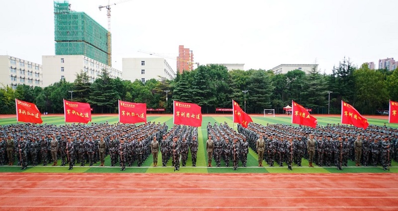 以迷彩绘青春 以担当赴征程  郑州美术学院2025级新生军训动员大会隆重举行