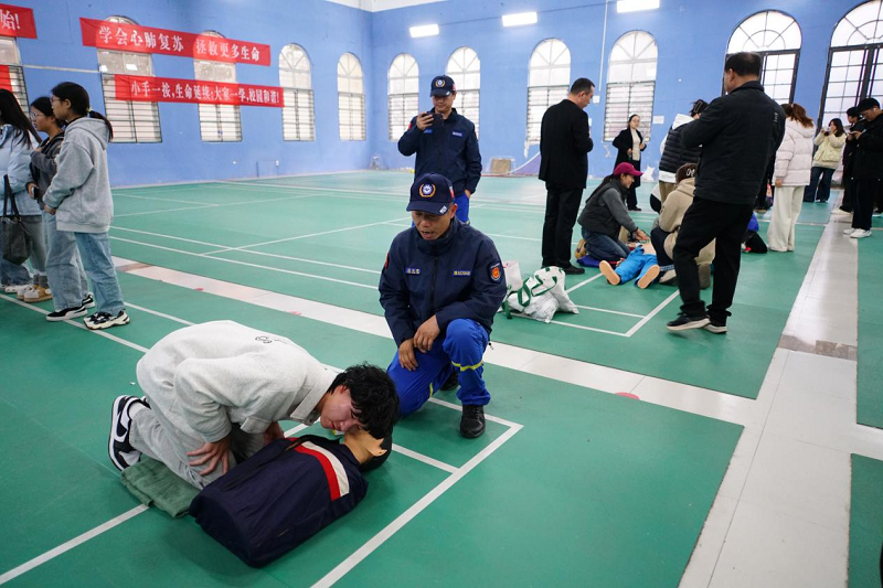 筑牢生命防线，守护青春校园：蓝天救援队进校园，现场传授“救命技”