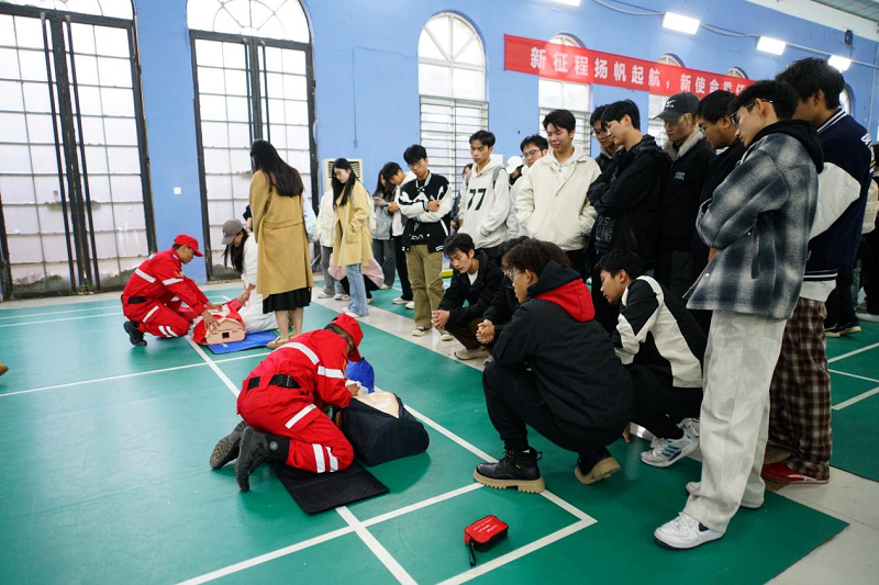 筑牢生命防线，守护青春校园：蓝天救援队进校园，现场传授“救命技”