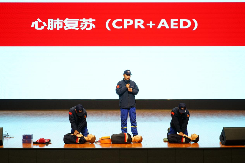 筑牢生命防线，守护青春校园：蓝天救援队进校园，现场传授“救命技”