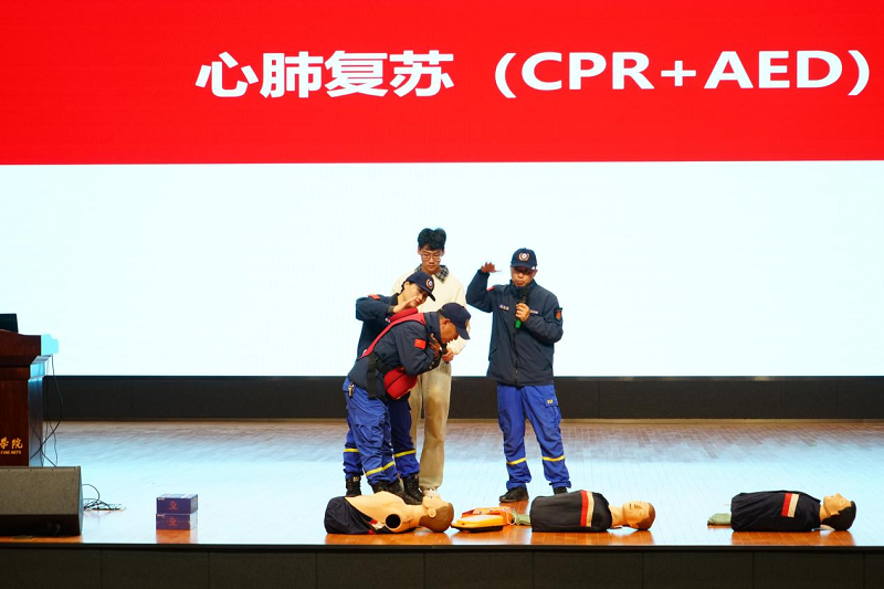筑牢生命防线，守护青春校园：蓝天救援队进校园，现场传授“救命技”