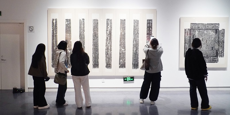 走出课堂 对话经典——我校校长石品带队赴河南省美术馆开展沉浸式书法研学 走出课堂 对话经典——我校校长石品带队赴河南省美术馆开展沉浸式书法研学