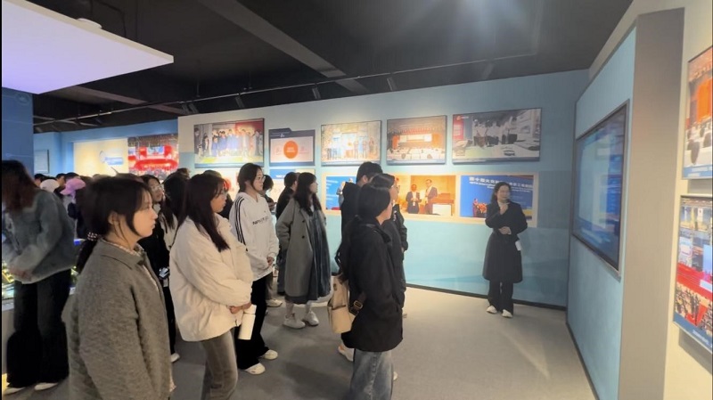 缅怀孟瑞鹏精神 书写青春新华章 ——郑州美术学院师生代表赴华北水利水电大学开展主题教育活动