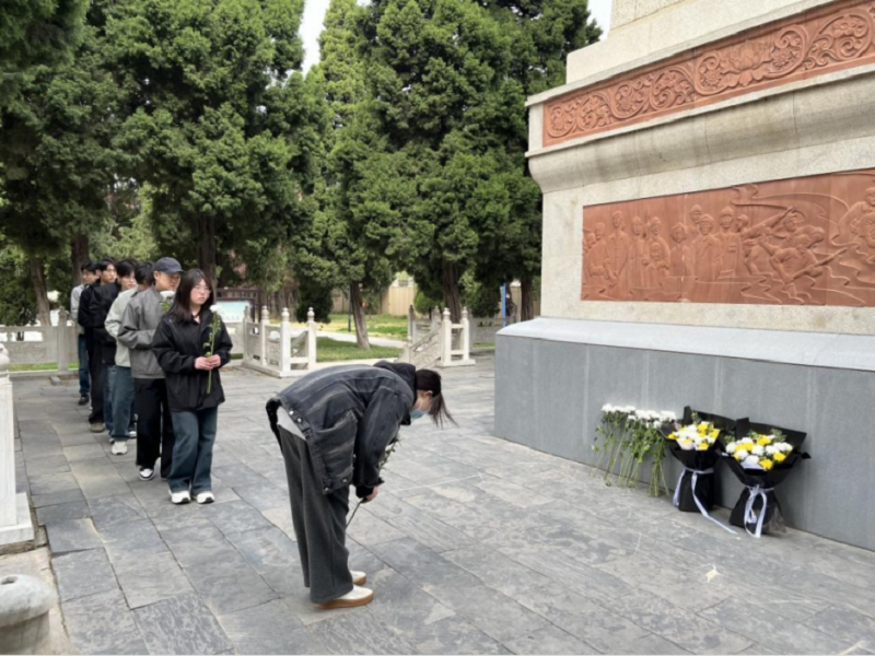 郑州美术学院2022级视传系学生开展“赓续红色血脉 弘扬民族精神”烈士陵园祭扫活动