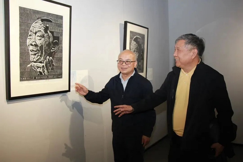 纪念红旗渠通水60周年|大渠青梦——张伟元红旗渠百大工匠版画艺术展暨作品捐赠仪式在我校举行