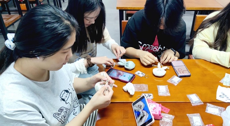 “粽情端午·巧手传香”传统文化体验活动圆满举行  — 2022级环艺工美专业学子共赴端午文化之约