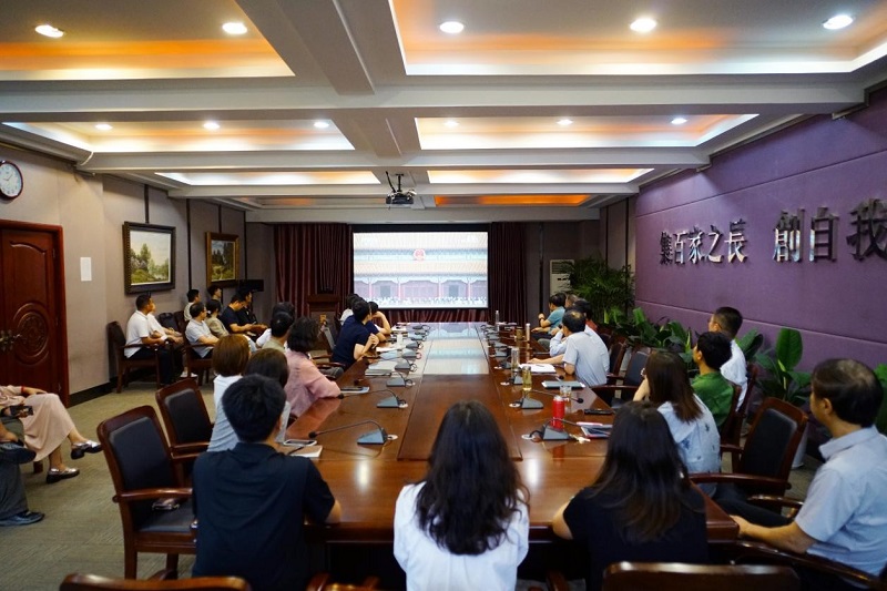 郑州美术学院组织师生观看学习纪念中国人民抗日战争暨世界反法西斯战争胜利80周年大会 党委书记王冰讲授专题思政课