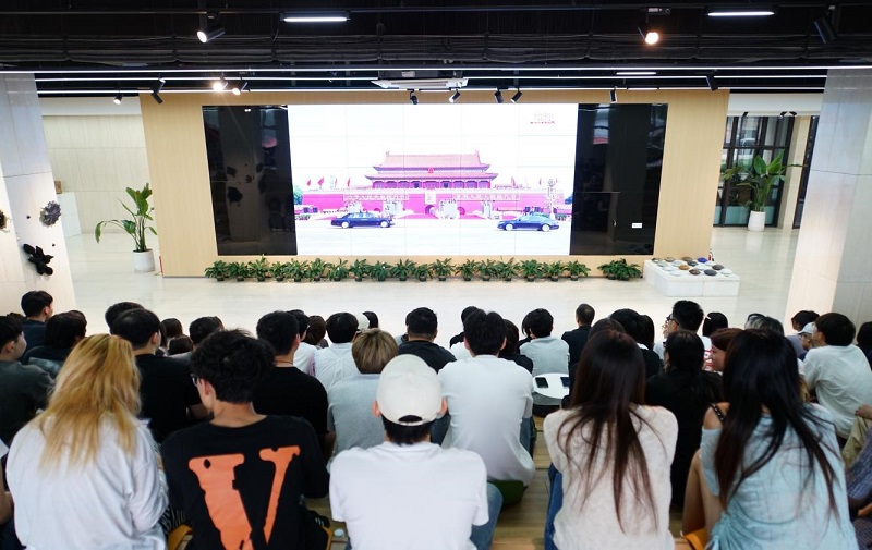 郑州美术学院组织师生观看学习纪念中国人民抗日战争暨世界反法西斯战争胜利80周年大会 党委书记王冰讲授专题思政课