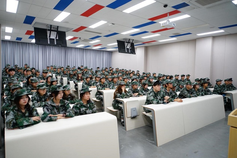 以笔墨绘就青春 以奋斗谱写华章——校长石品为郑州美术学院2025级新生讲授开学第一课