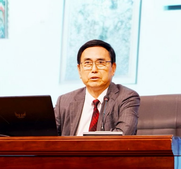 以笔墨绘就青春 以奋斗谱写华章——校长石品为郑州美术学院2025级新生讲授开学第一课