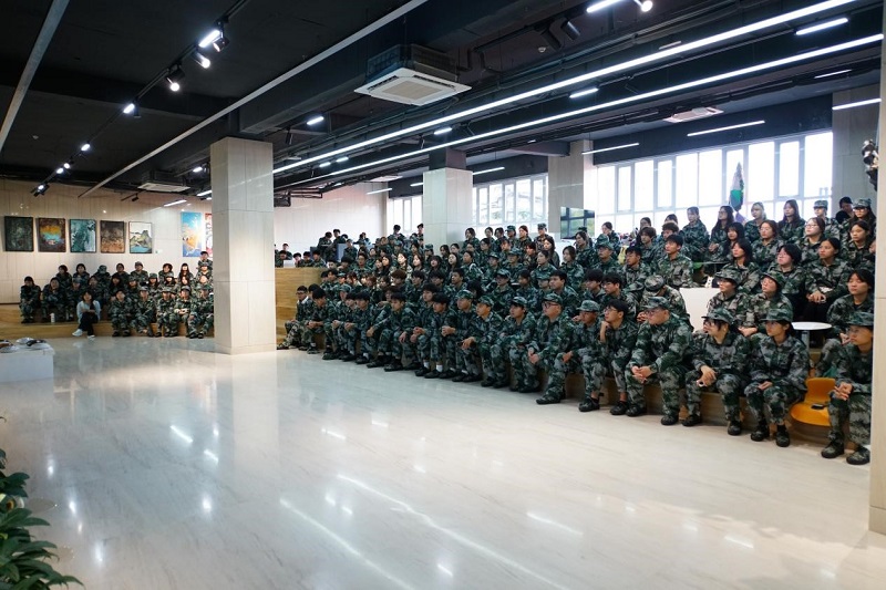 以笔墨绘就青春 以奋斗谱写华章——校长石品为郑州美术学院2025级新生讲授开学第一课