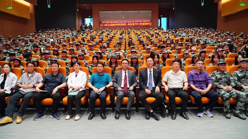 以笔墨绘就青春 以奋斗谱写华章——校长石品为郑州美术学院2025级新生讲授开学第一课
