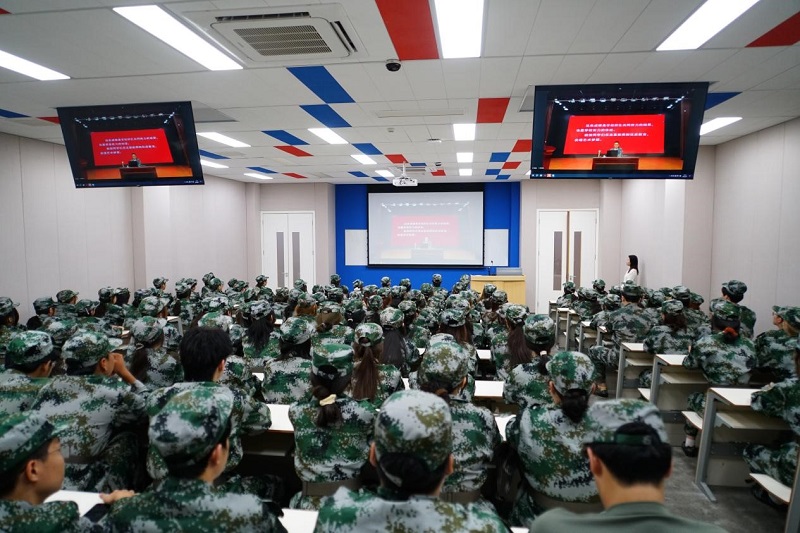 以笔墨绘就青春 以奋斗谱写华章——校长石品为郑州美术学院2025级新生讲授开学第一课