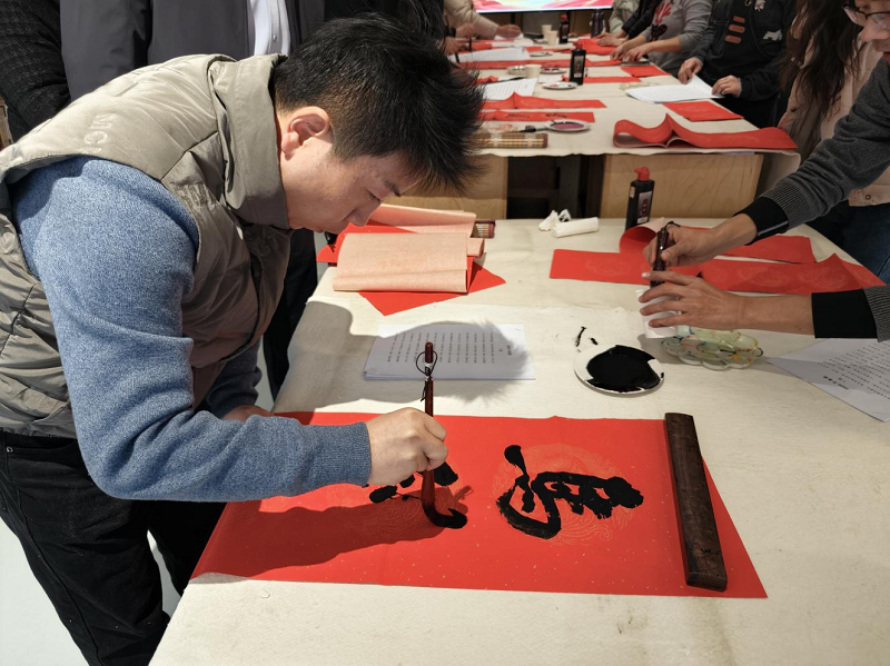 美育赋能送祝福 翰墨传情迎新春--郑州美术学院走进中牟新区福顺社区开展 “迎新春 送春联”笔会活动