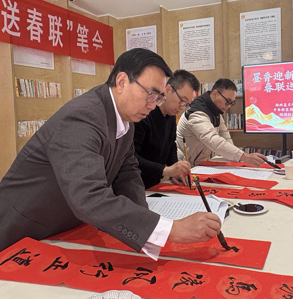 美育赋能送祝福 翰墨传情迎新春--郑州美术学院走进中牟新区福顺社区开展 “迎新春 送春联”笔会活动