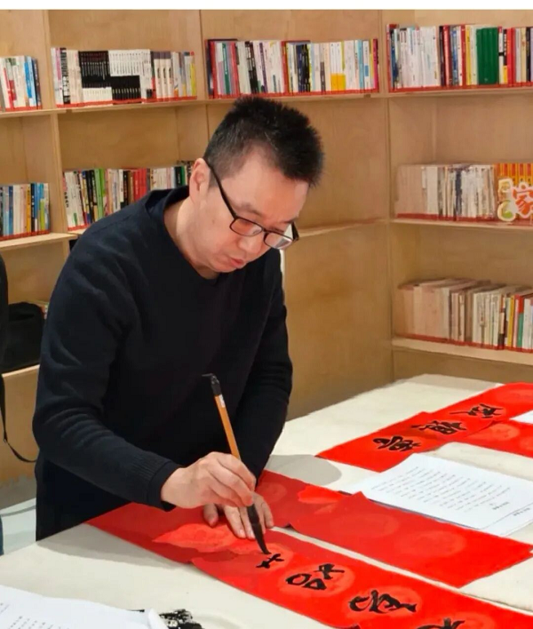 美育赋能送祝福 翰墨传情迎新春--郑州美术学院走进中牟新区福顺社区开展 “迎新春 送春联”笔会活动