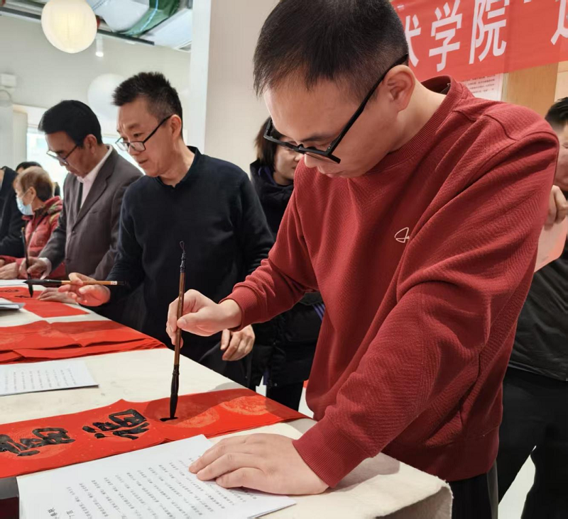 美育赋能送祝福 翰墨传情迎新春--郑州美术学院走进中牟新区福顺社区开展 “迎新春 送春联”笔会活动