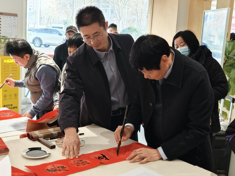美育赋能送祝福 翰墨传情迎新春--郑州美术学院走进中牟新区福顺社区开展 “迎新春 送春联”笔会活动