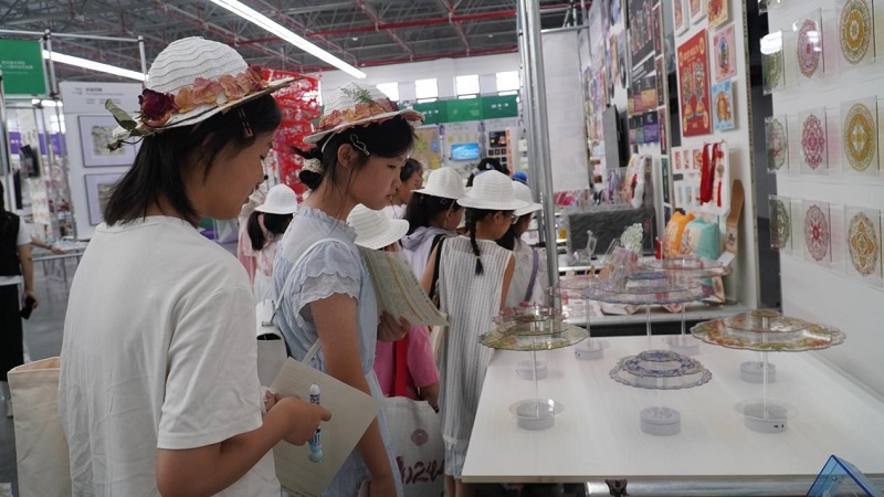 以美浸润  美美与共--郑州美术学院2026届毕业展开启“全龄美育”新范式