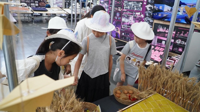 以美浸润  美美与共--郑州美术学院2026届毕业展开启“全龄美育”新范式