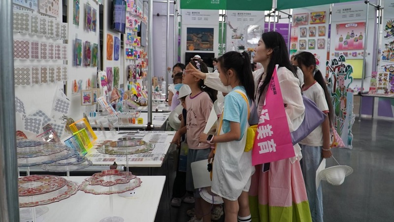 以美浸润  美美与共--郑州美术学院2026届毕业展开启“全龄美育”新范式