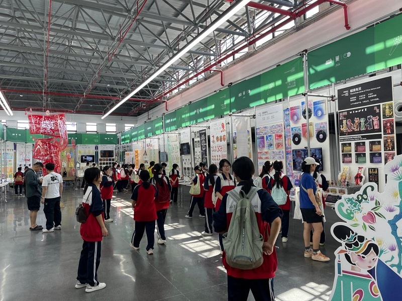以美浸润  美美与共--郑州美术学院2026届毕业展开启“全龄美育”新范式