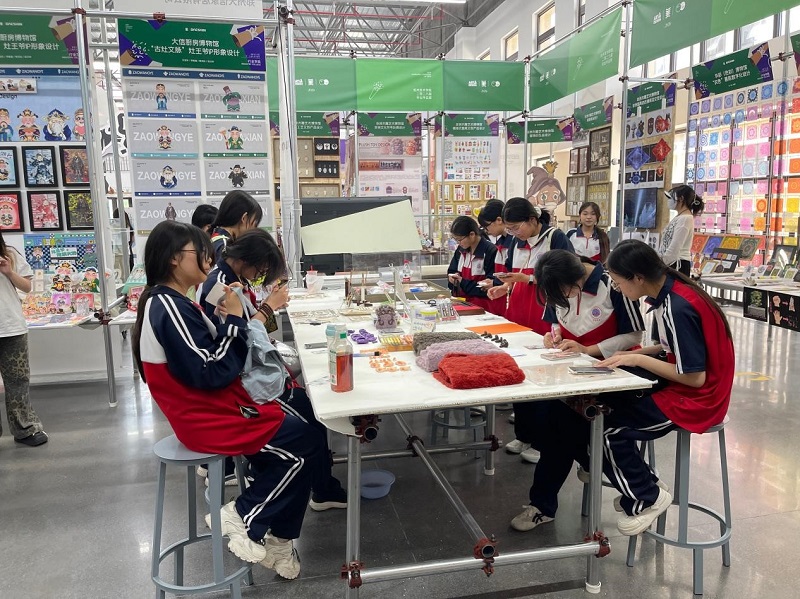 以美浸润  美美与共--郑州美术学院2026届毕业展开启“全龄美育”新范式