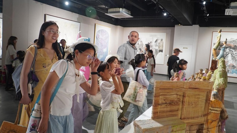 以美浸润  美美与共--郑州美术学院2026届毕业展开启“全龄美育”新范式