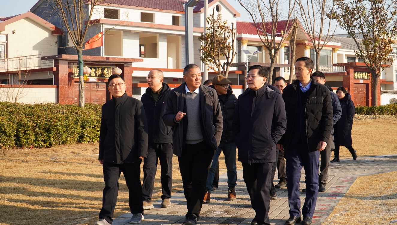 郑州美术学院与大河美术报社、新乡县大召营村签约合作乡村振兴