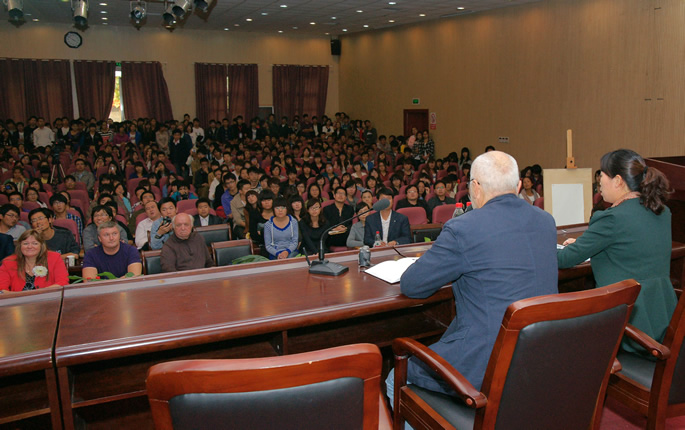 “名师讲堂”之三——苏里科夫美术学院大师讲堂在学术报告厅举行 “名师讲堂”之三——苏里科夫美术学院大师讲堂在学术报告厅举行