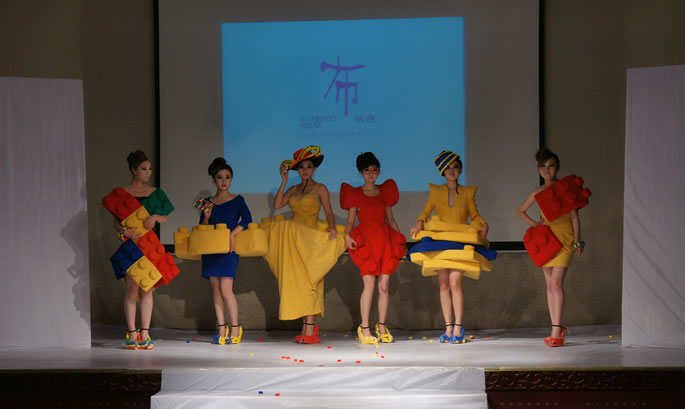 2011届服装设计专业毕业设计作品动态展--“布明白”圆满结束 2011届服装设计专业毕业设计作品动态展--“布明白”圆满结束