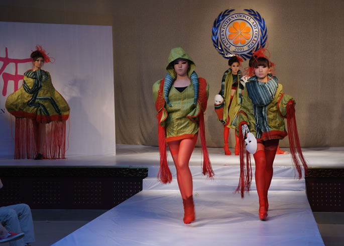 2011届服装设计专业毕业设计作品动态展--“布明白”圆满结束 2011届服装设计专业毕业设计作品动态展--“布明白”圆满结束
