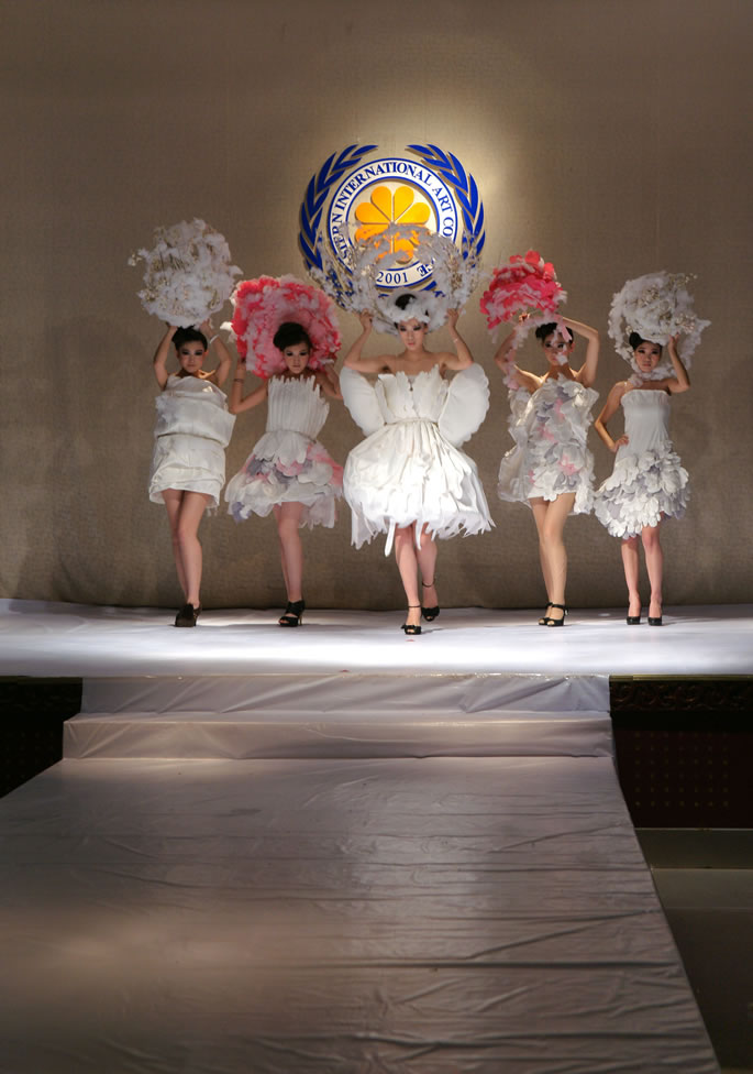 2011届服装设计专业毕业设计作品动态展--“布明白”圆满结束 2011届服装设计专业毕业设计作品动态展--“布明白”圆满结束