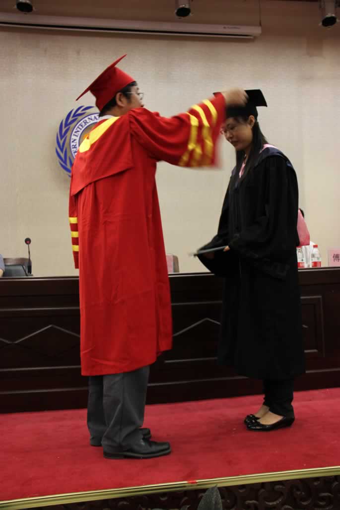 我院2010届毕业生毕业典礼暨优秀毕业生学位授予仪式圆满结束