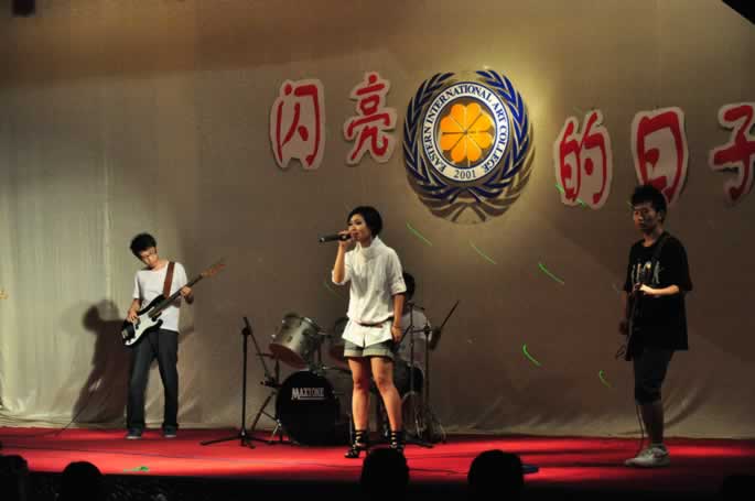 “闪亮的日子”毕业生晚会圆满结束--重温记忆，欢送2010届毕业生