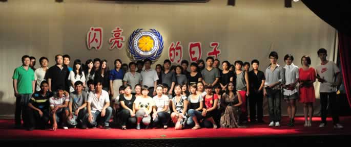 “闪亮的日子”毕业生晚会圆满结束--重温记忆，欢送2010届毕业生