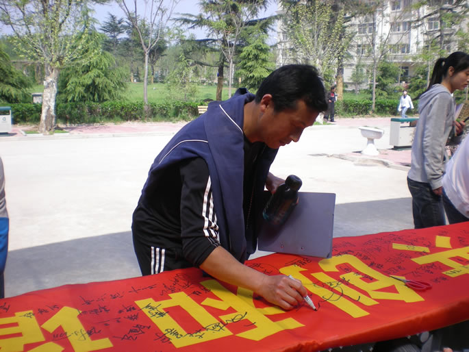 为迎接第十五个“世界读书日”,图书馆开展读书总动员活动 为迎接第十五个“世界读书日”,图书馆开展读书总动员活动