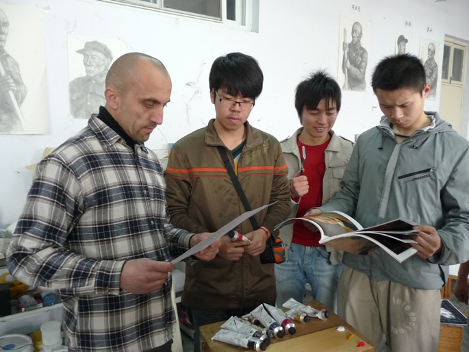 外籍教师格比布拉耶夫解析“古典人物绘画技法” 外籍教师格比布拉耶夫解析“古典人物绘画技法”