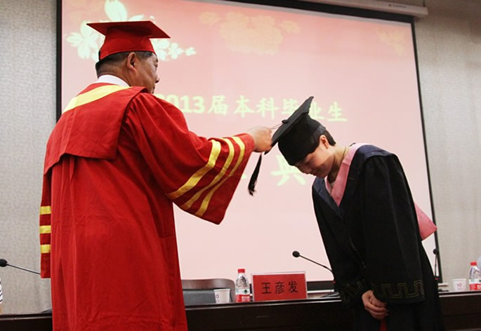 我院隆重举行2013届毕业生毕业典礼 我院隆重举行2013届毕业生毕业典礼