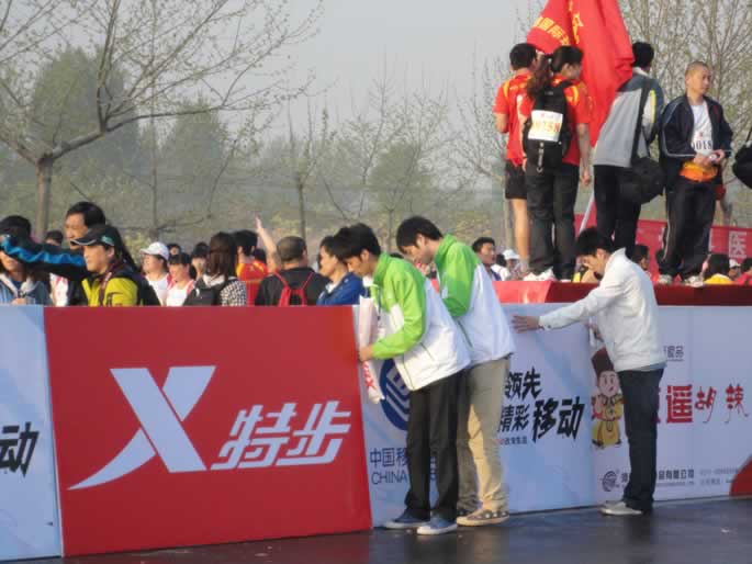 服务无声 精彩无限——我院志愿者参加第六届郑开马拉松大赛服务工作 服务无声 精彩无限——我院志愿者参加第六届郑开马拉松大赛服务工作