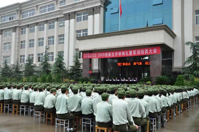 我院2009级新生军训圆满结束,阅兵式展军人风采 我院2009级新生军训圆满结束,阅兵式展军人风采