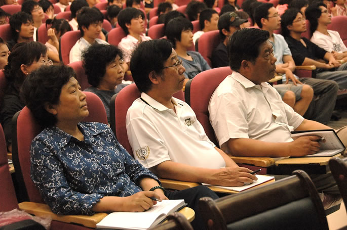 著名艺术评论家曹维君先生到我院做《激浪派运动》讲座 著名艺术评论家曹维君先生到我院做《激浪派运动》讲座