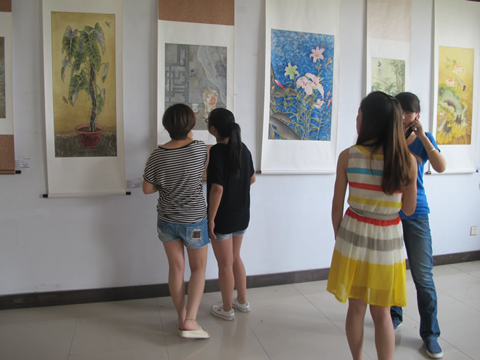 2010级中国画班花鸟画展在主教楼二楼展厅举行 2010级中国画班花鸟画展在主教楼二楼展厅举行