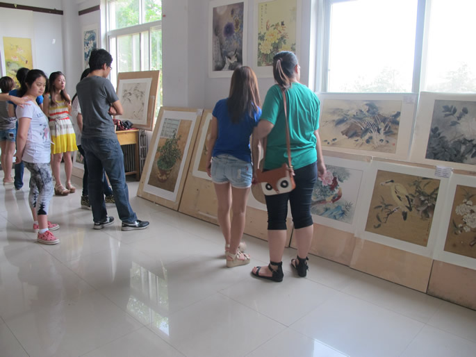 2010级中国画班花鸟画展在主教楼二楼展厅举行 2010级中国画班花鸟画展在主教楼二楼展厅举行